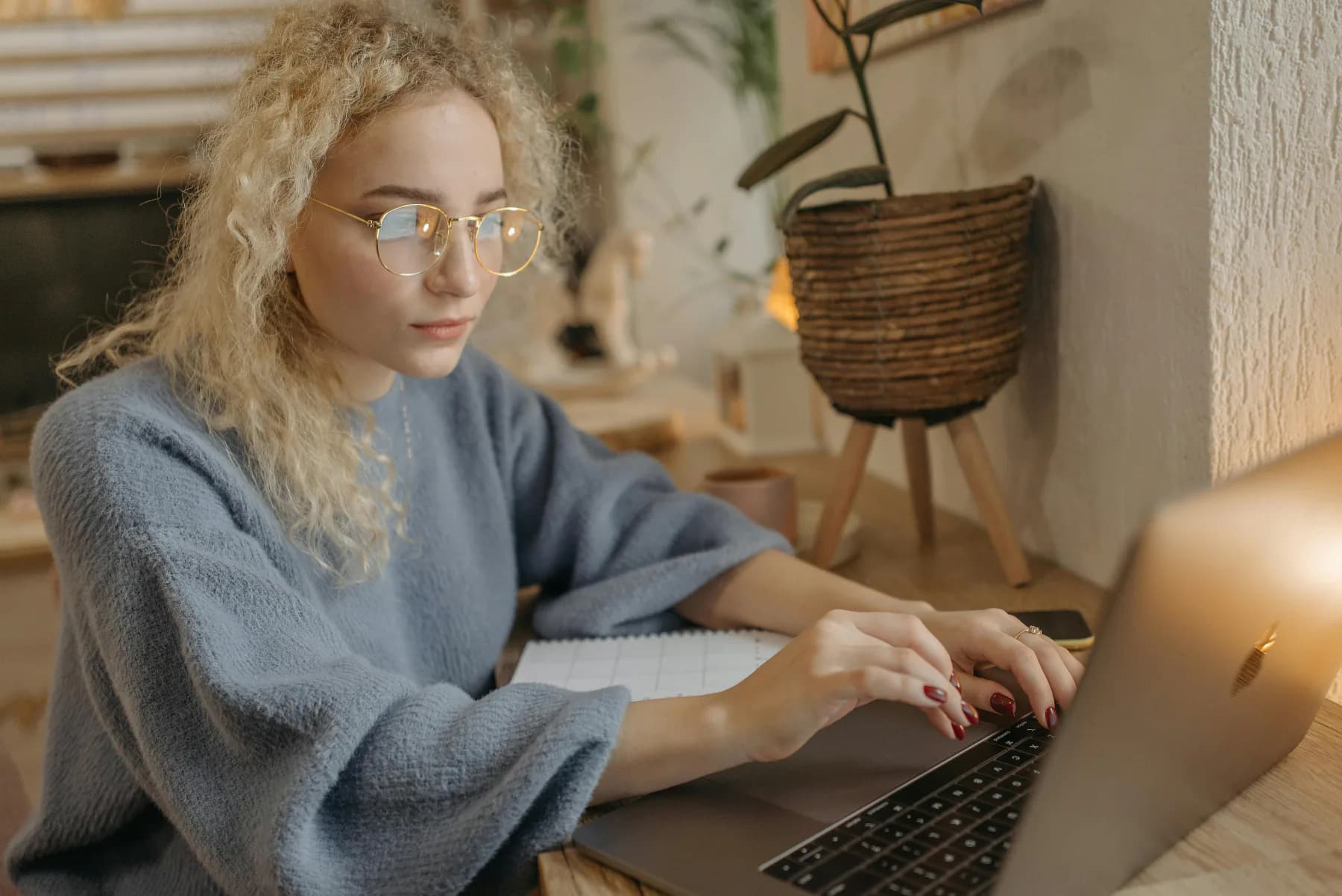 Person går gjennom økonomien på hjemmekontoret med laptop